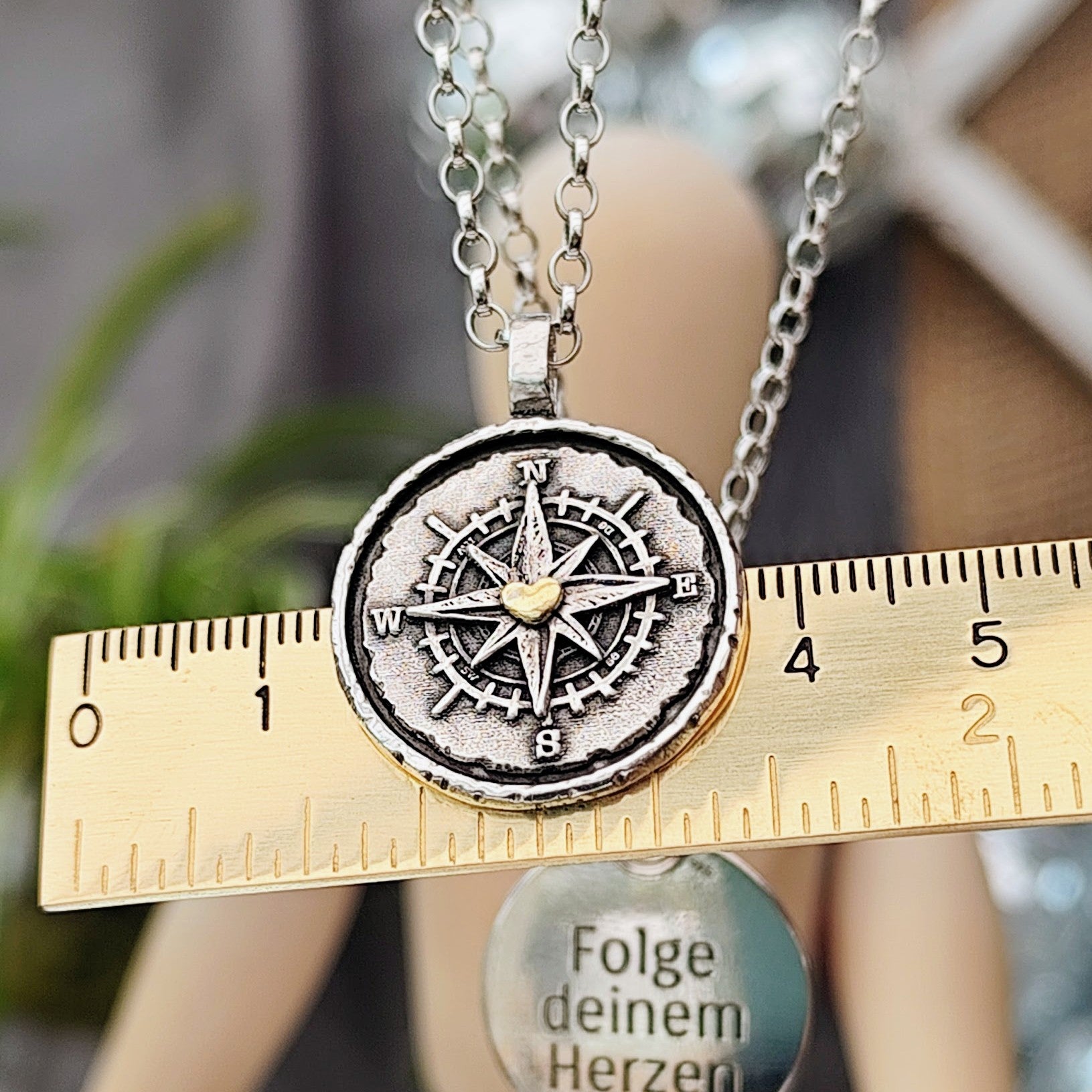 Kettenanhänger "Kompass mit goldenem Herz" RUSTIC RAHMEN, recyceltes Silber