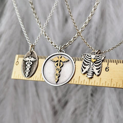 Kettenanhänger "Äskulapstab" aus recyceltem Silber