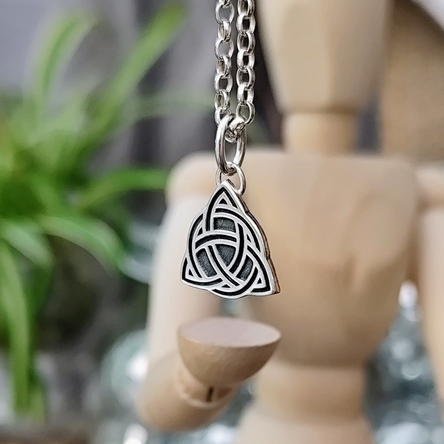 Kettenanhänger "Keltischer Knoten Triquetra" aus recyceltem Silber