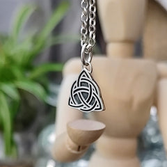 Kettenanhänger "Keltischer Knoten Triquetra" aus recyceltem Silber