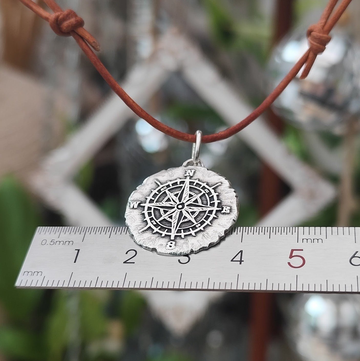 Kettenanhänger "Kompass" im RUSTIC STYLE, aus recyceltem Silber