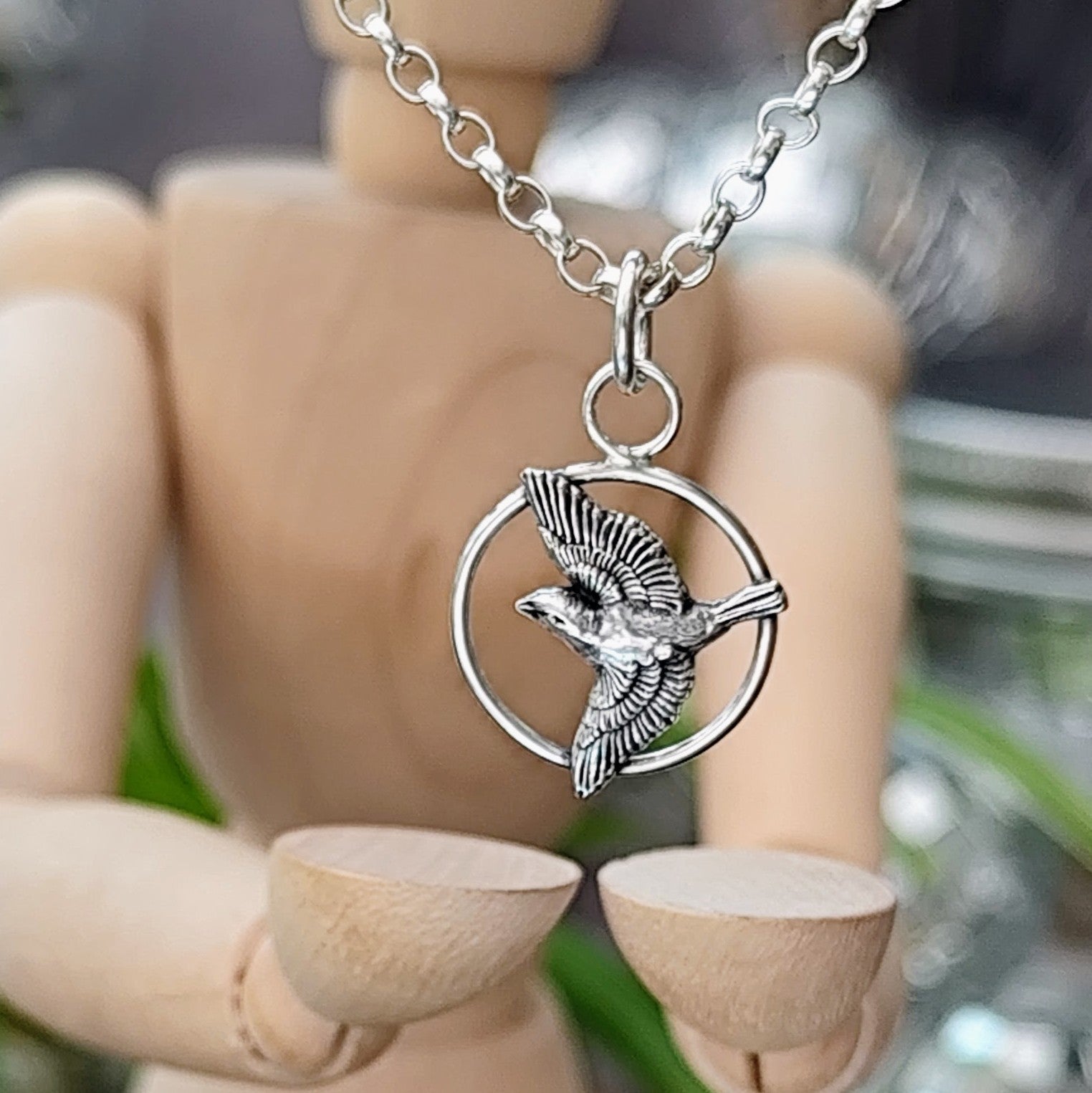 Kettenanhänger "Vogel im Flug" aus recyceltem Sterlingsilber, handgefertigt