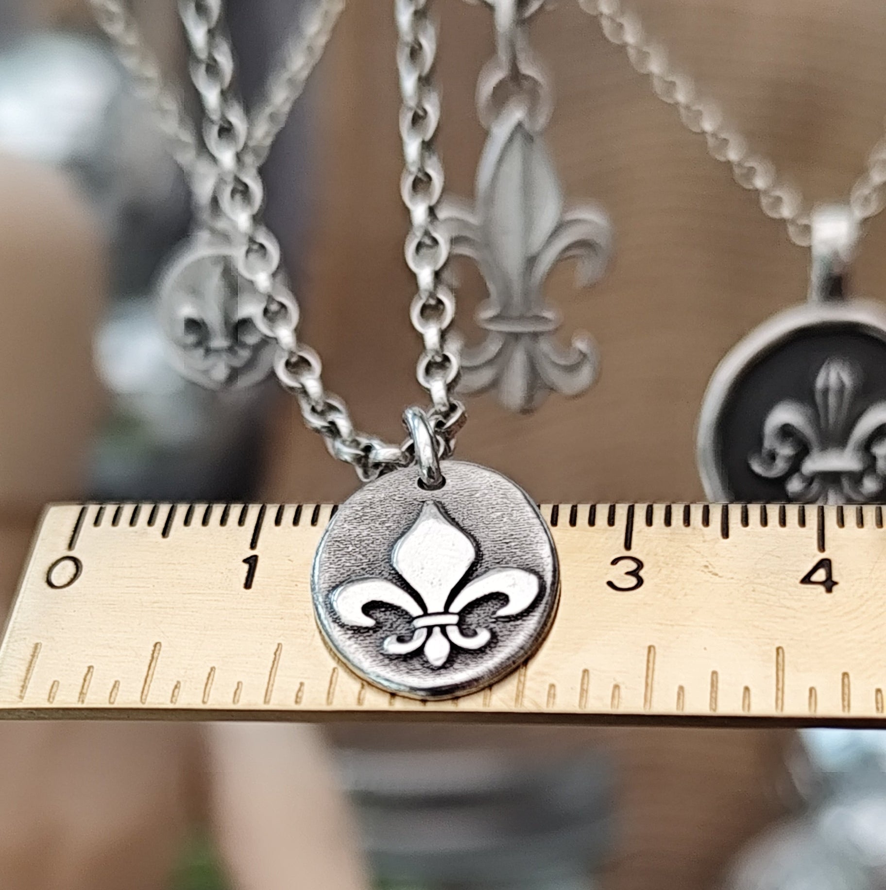Kettenanhänger Fleur de Lis, recyceltes Silber, handgefertigt
