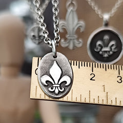 Kettenanhänger Fleur de Lis, recyceltes Silber, handgefertigt