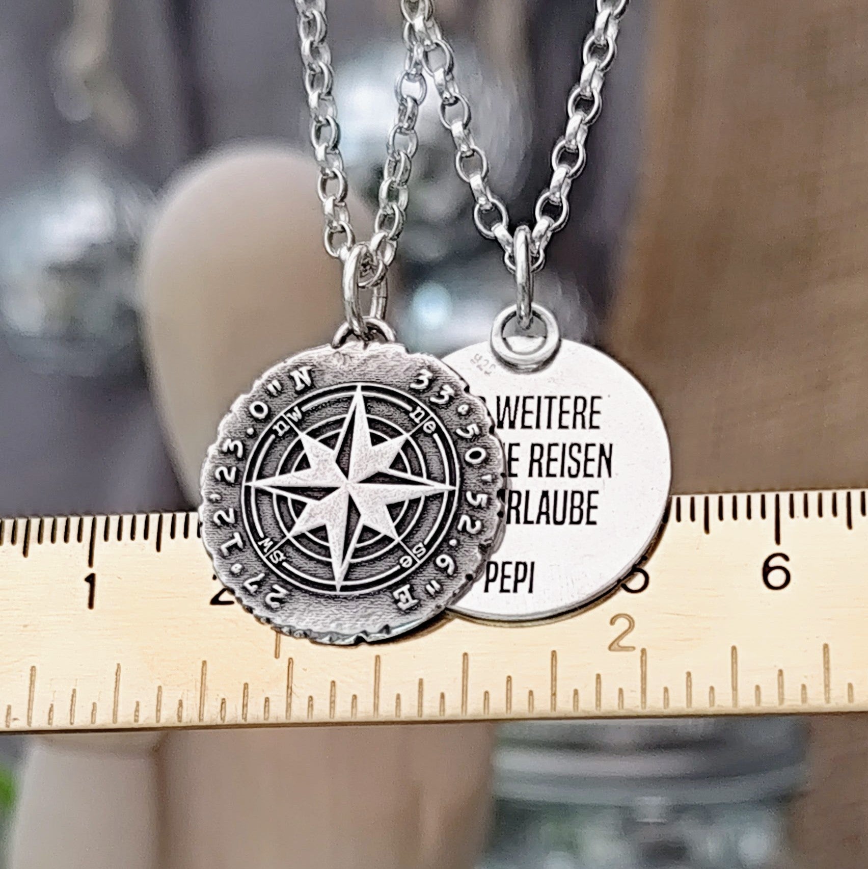 Personalisierter Kettenanhänger "Kompass mit deinen Koordinaten" im Rustic Style, recyceltes 925 Silber