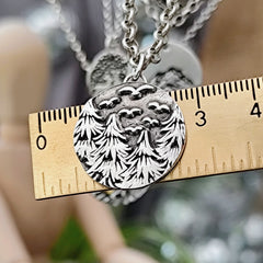 Kettenanhänger "Vögel über´m Tannenwald" aus recyceltem Silber