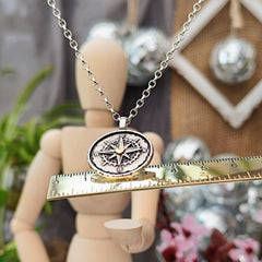 Kettenanhänger "Kompass mit goldenem Herz" RUSTIC RAHMEN, recyceltes Silber