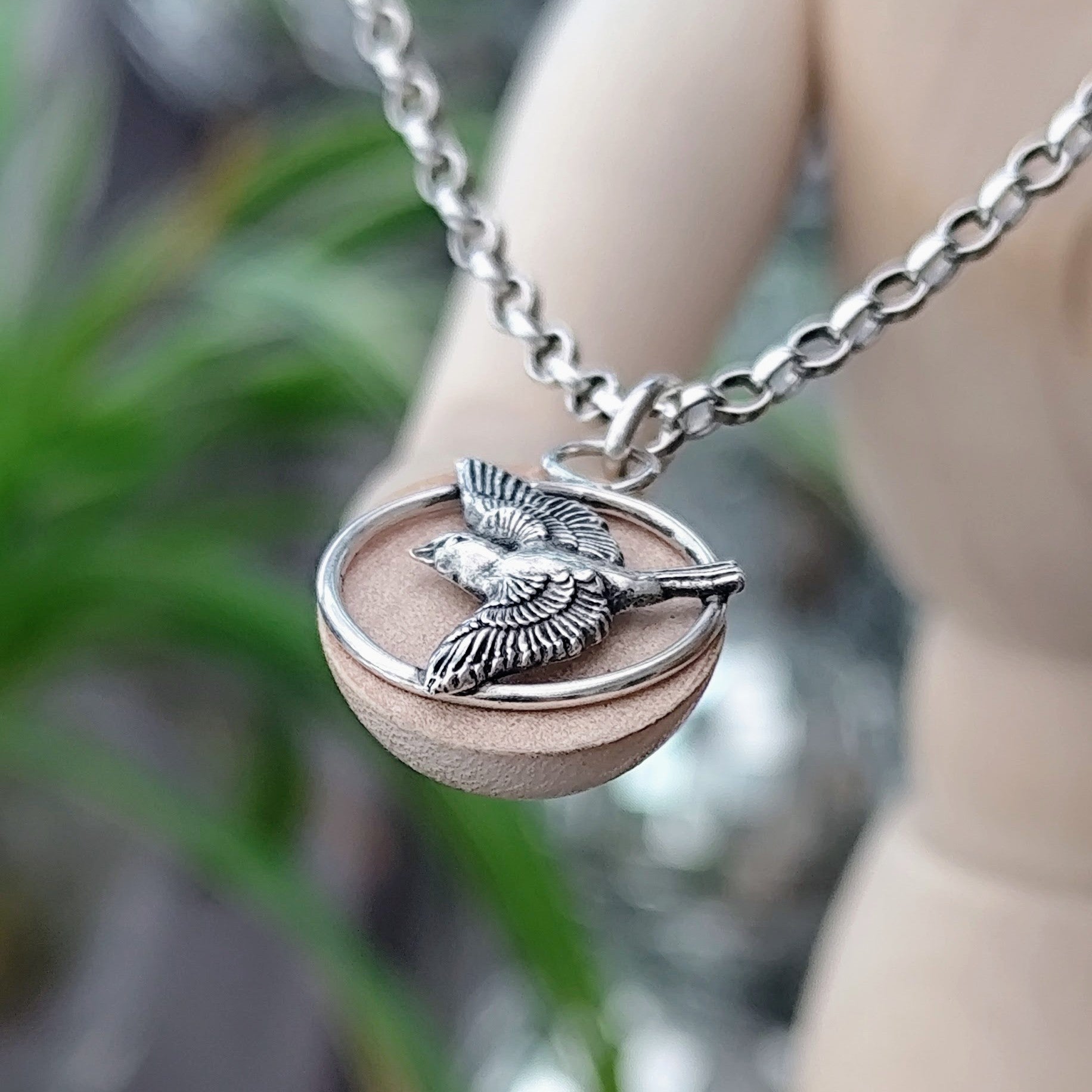 Kettenanhänger "Vogel im Flug" aus recyceltem Sterlingsilber, handgefertigt