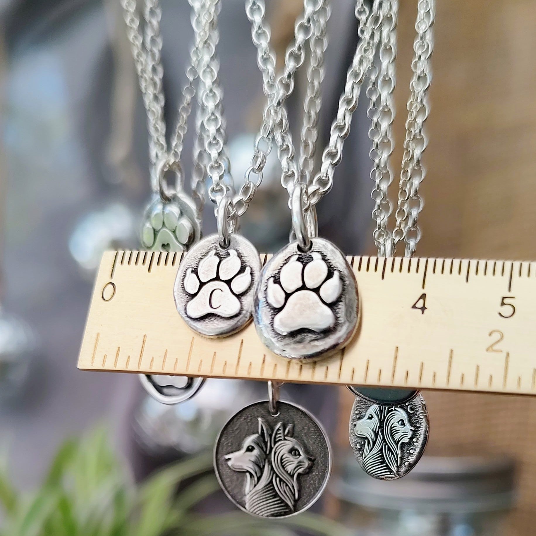 Kettenanhänger "Hundepfote" rustikaler Nugget, Persönliche Gravur