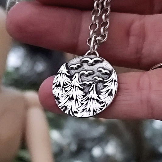 Kettenanhänger "Vögel über´m Tannenwald" aus recyceltem Silber
