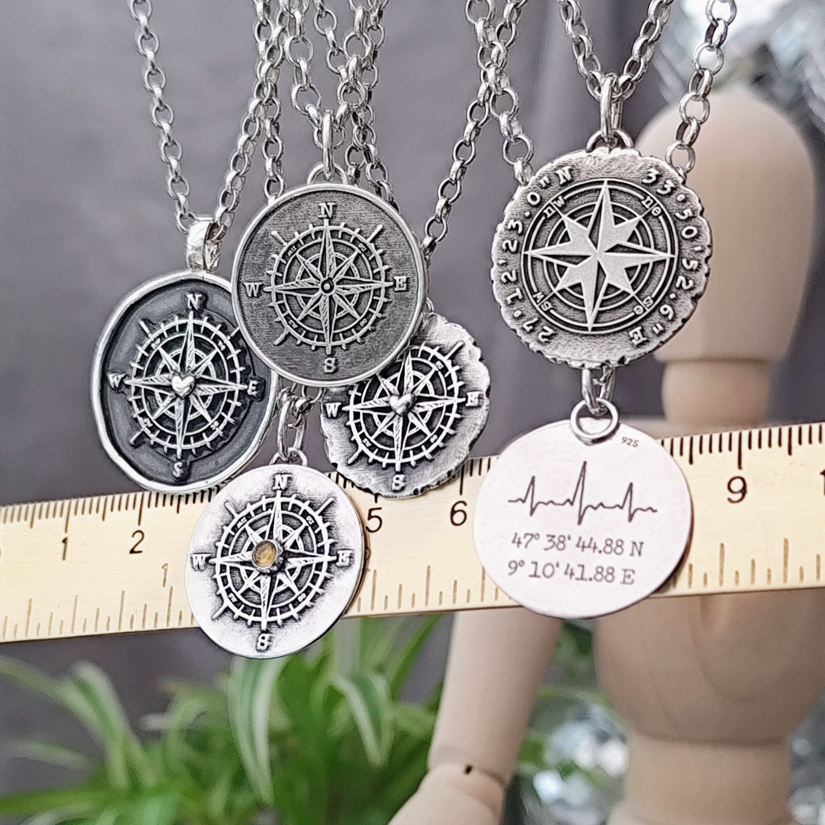 Kettenanhänger "Kompass" im RUSTIC STYLE, aus recyceltem Silber