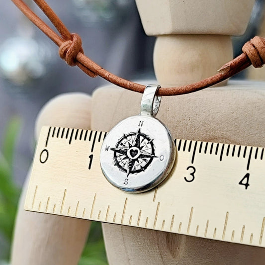 Kettenanhänger "Kompass mit Herz "Nugget" Personalisiert mit Gravur