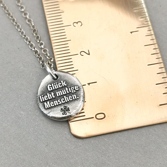 Kettenanhänger mit Spruch: Glück liebt mutige Menschen. handgefertigter Nugget mit recyceltem Silber - animoART