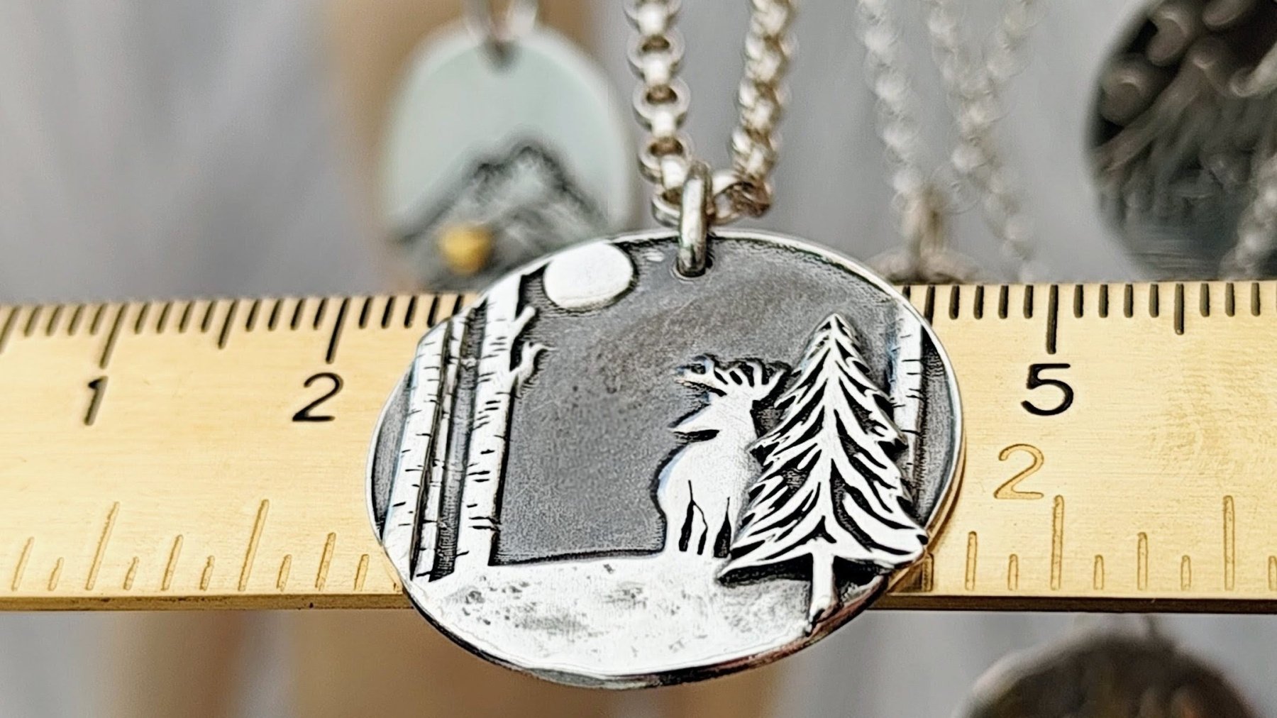 Kettenanhänger "Waldleben" aus recyceltem Silber, handgefertigt