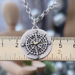 Kettenanhänger "Kompass mit goldenem Herz" recyceltes Sterlingsilber, handgefertigt