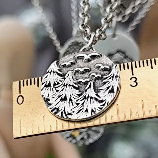 Kettenanhänger "Vögel über´m Tannenwald" aus recyceltem Silber