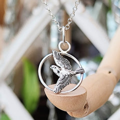 Kettenanhänger "Vogel im Flug" aus recyceltem Sterlingsilber, handgefertigt