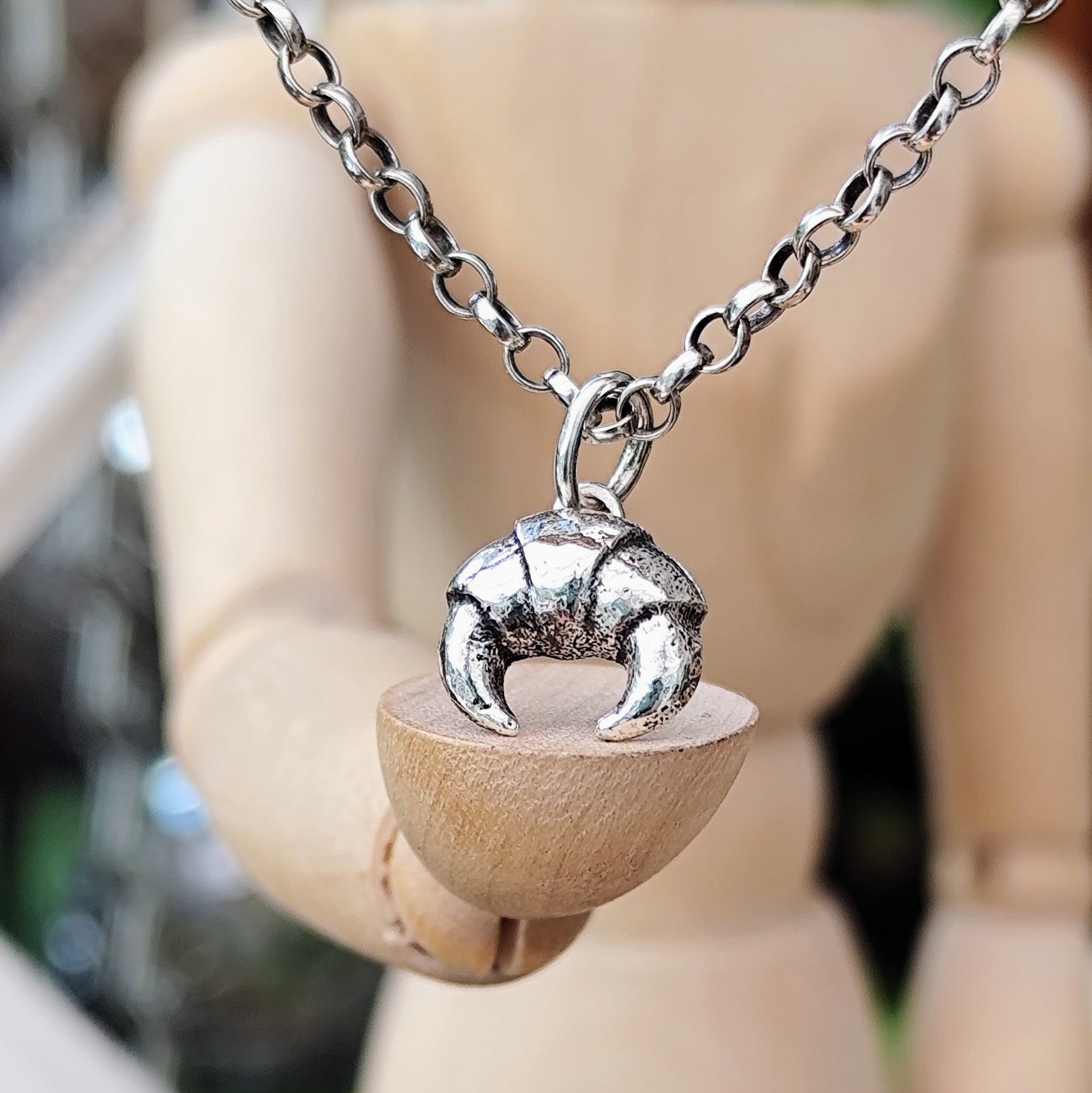 Kettenanhänger "kleines Croissant" recyceltes Silber, handgefertigt