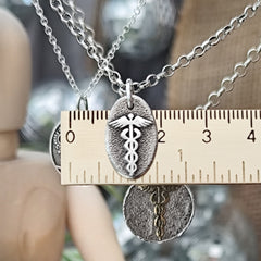 Kettenanhänger Äskulapstab, Nugget aus recyceltem Silber