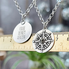 Kettenanhänger "Kompass mit Dalmatinerstein" aus recyceltem 925er Silber, handgefertigt in Deutschland