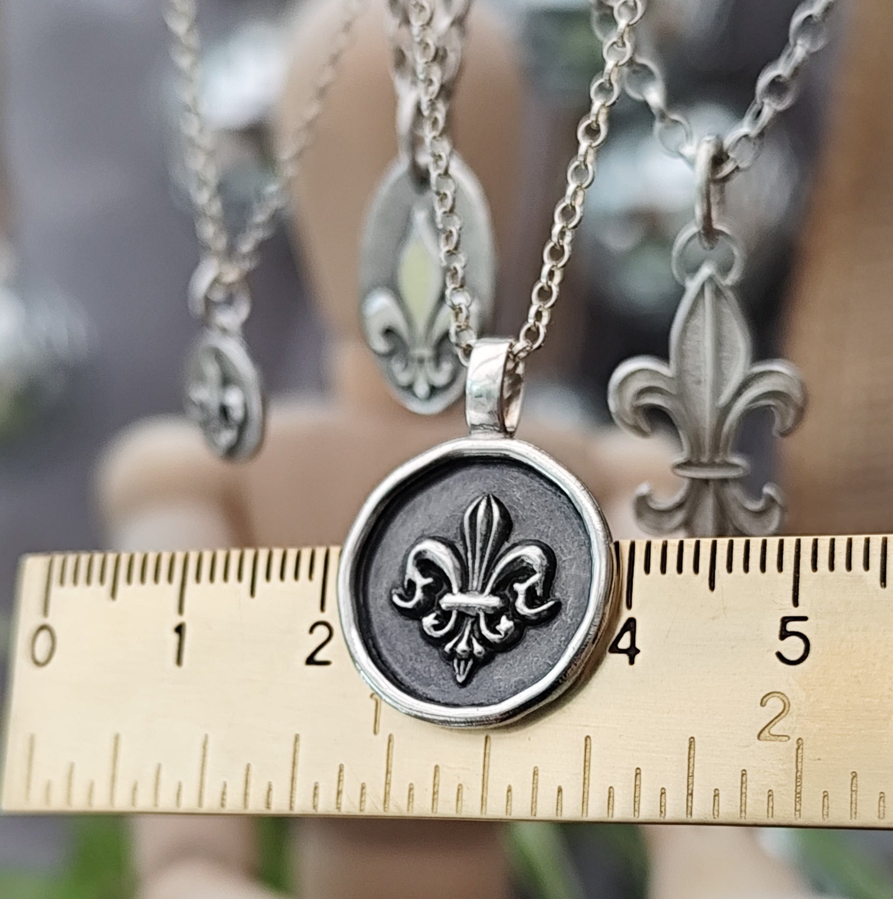 Kettenanhänger "Fleur de lis" Frame - handgefertigt aus recyceltem Silber