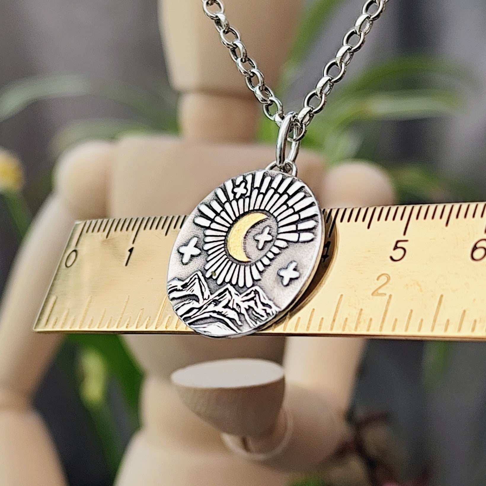 Kettenanhänger "Goldener Mond in den Bergen" recyceltes Silber, handgefertigt