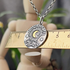 Kettenanhänger "Goldener Mond in den Bergen" recyceltes Silber, handgefertigt