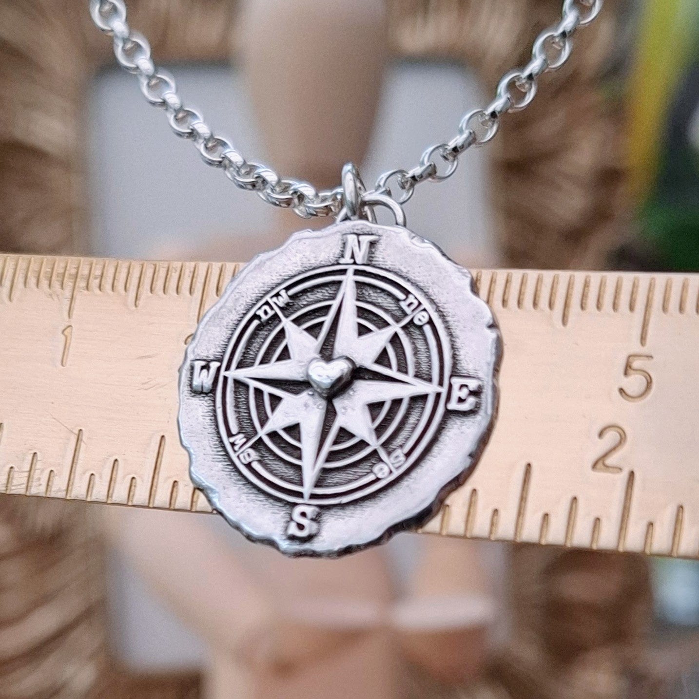 Kettenanhänger "Kompass mit Herz" Rustic Style, recyceltes 925 Silber