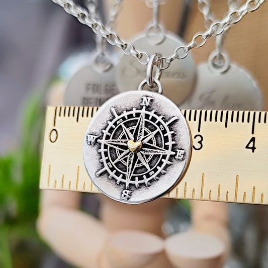 Kettenanhänger "Kompass mit goldenem Herz" recyceltes Sterlingsilber, handgefertigt