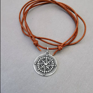 Kettenanhänger "Kompass mit Herz" mit Lederkette, recyceltes Silber