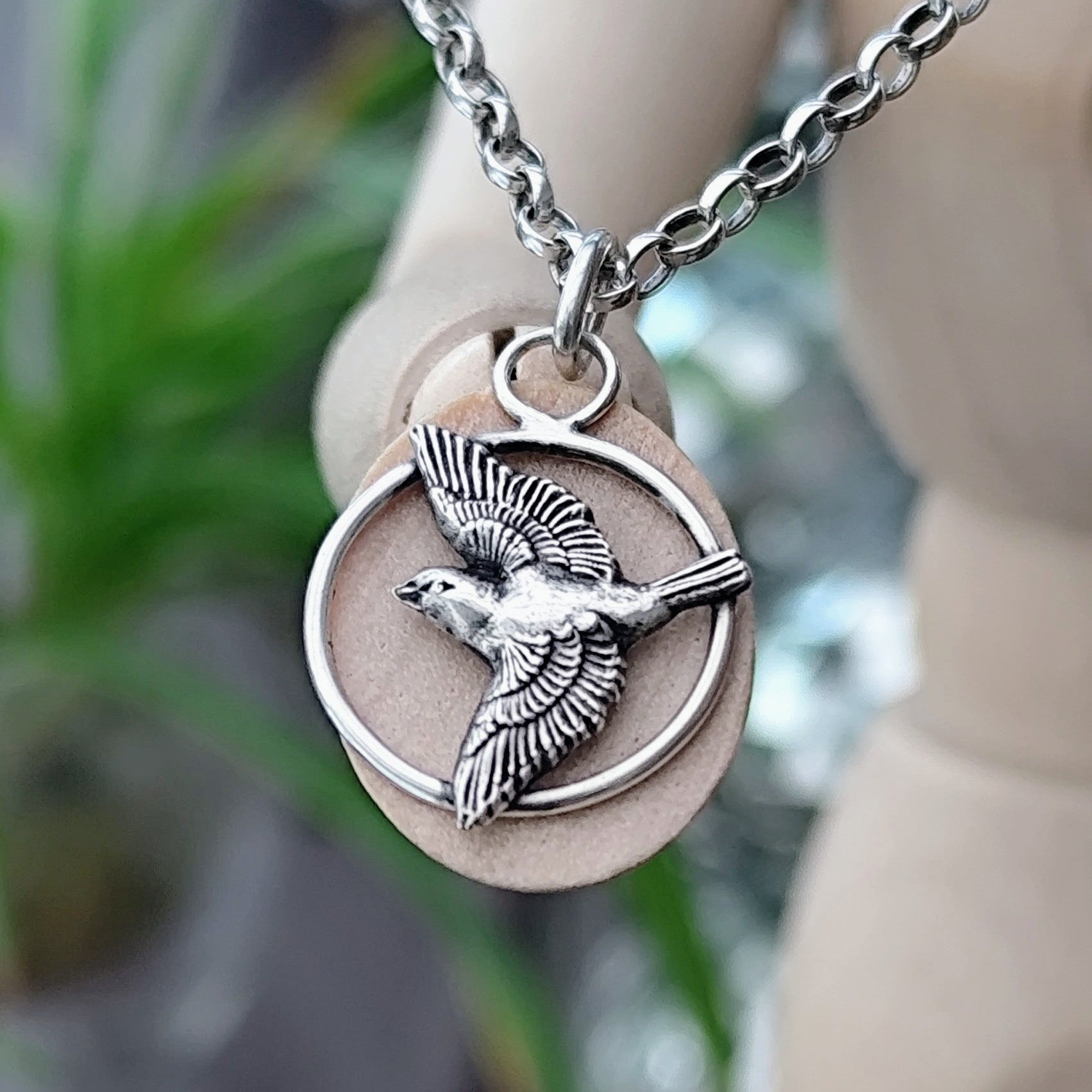 Kettenanhänger "Vogel im Flug" aus recyceltem Sterlingsilber, handgefertigt