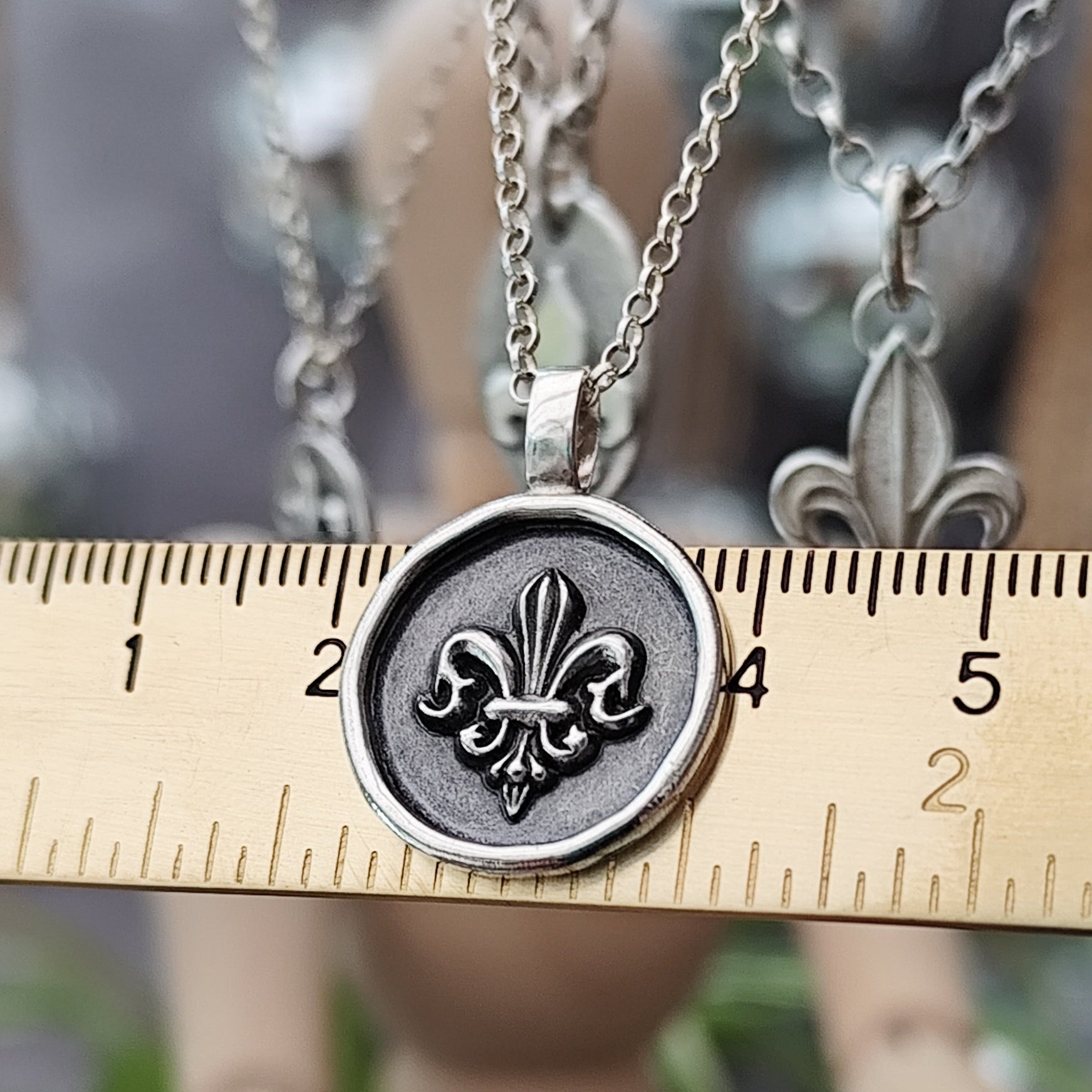 Kettenanhänger "Fleur de lis" Frame - handgefertigt aus recyceltem Silber