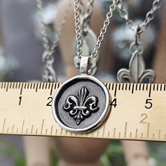 Kettenanhänger "Fleur de lis" Frame - handgefertigt aus recyceltem Silber