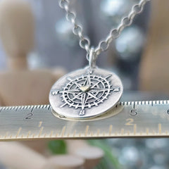 Kettenanhänger "Kompass mit goldenem Herz" recyceltes Sterlingsilber, handgefertigt