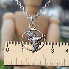 Kettenanhänger "Vogel im Flug" aus recyceltem Sterlingsilber, handgefertigt