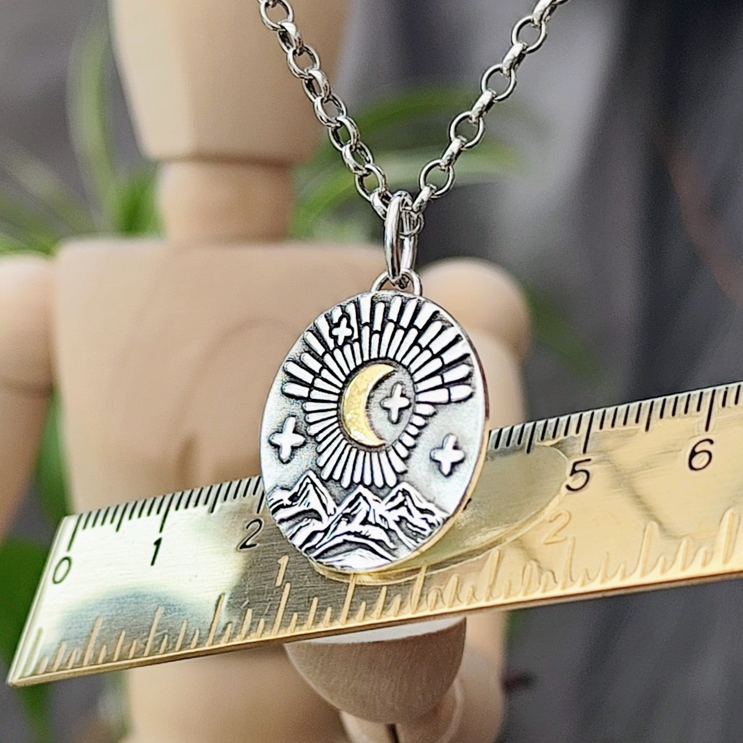 Kettenanhänger "Goldener Mond in den Bergen" recyceltes Silber, handgefertigt