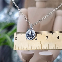 Kettenanhänger "Fleur de Lis" Lilie aus 925er recyceltem Silber, Handgefertigt