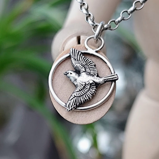Kettenanhänger "Vogel im Flug" aus recyceltem Sterlingsilber, handgefertigt