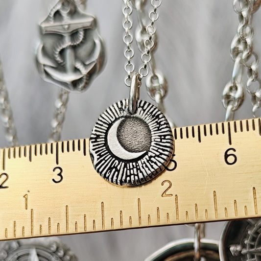 Kettenanhänger Mond & Sonne, handgefertigt mit recyceltem Silber