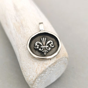 Kettenanhänger "Fleur de lis" Frame - handgefertigt aus recyceltem Silber