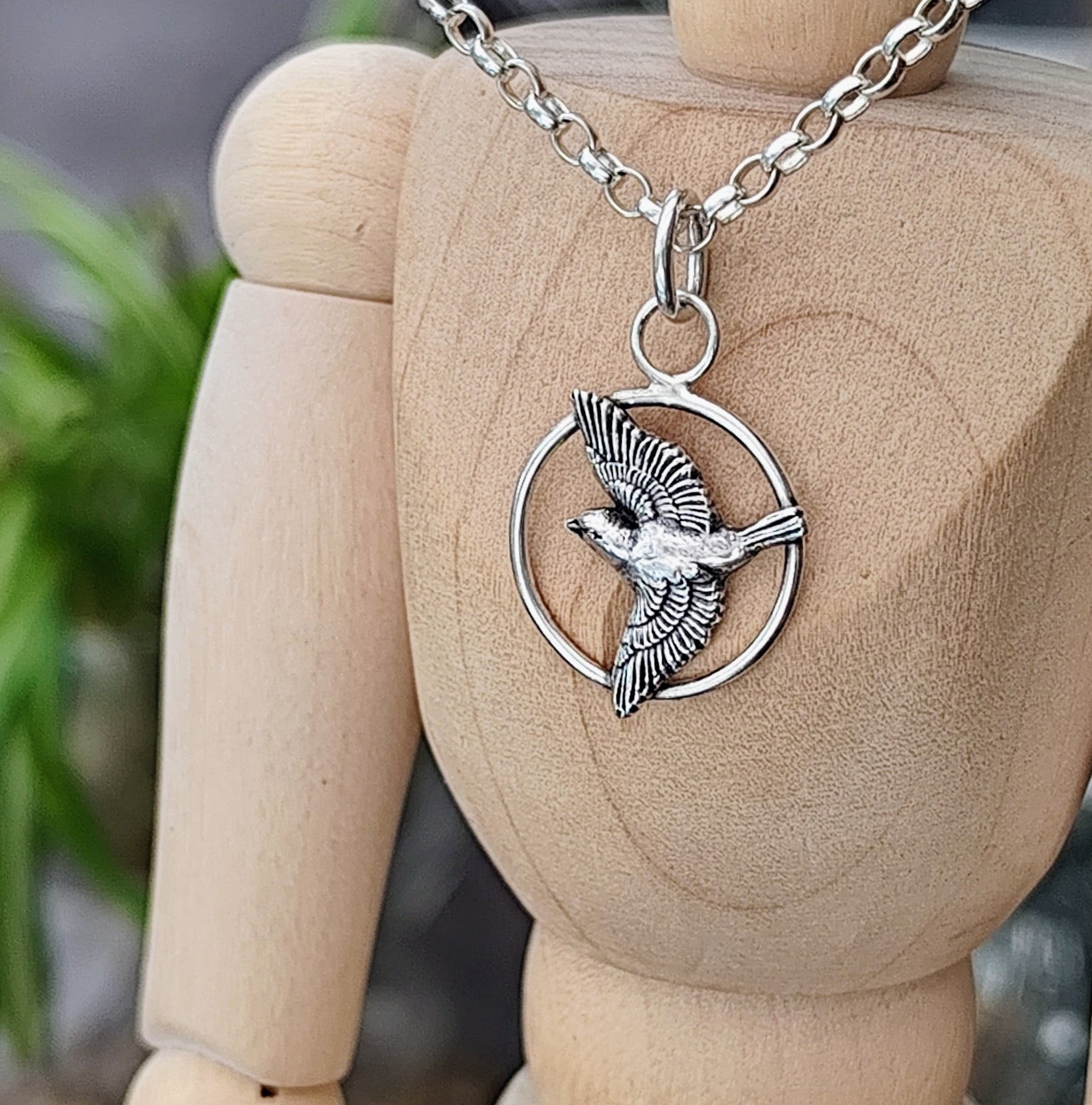 Kettenanhänger "Vogel im Flug" aus recyceltem Sterlingsilber, handgefertigt