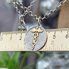 Kettenanhänger "Äskulapstab" mit Gold, rustikal, aus recyceltem Silber