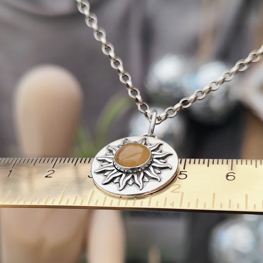 Kettenanhänger Sonne mit Edelstein Gelber Aventurin, handgefertigt mit recyceltem Silber
