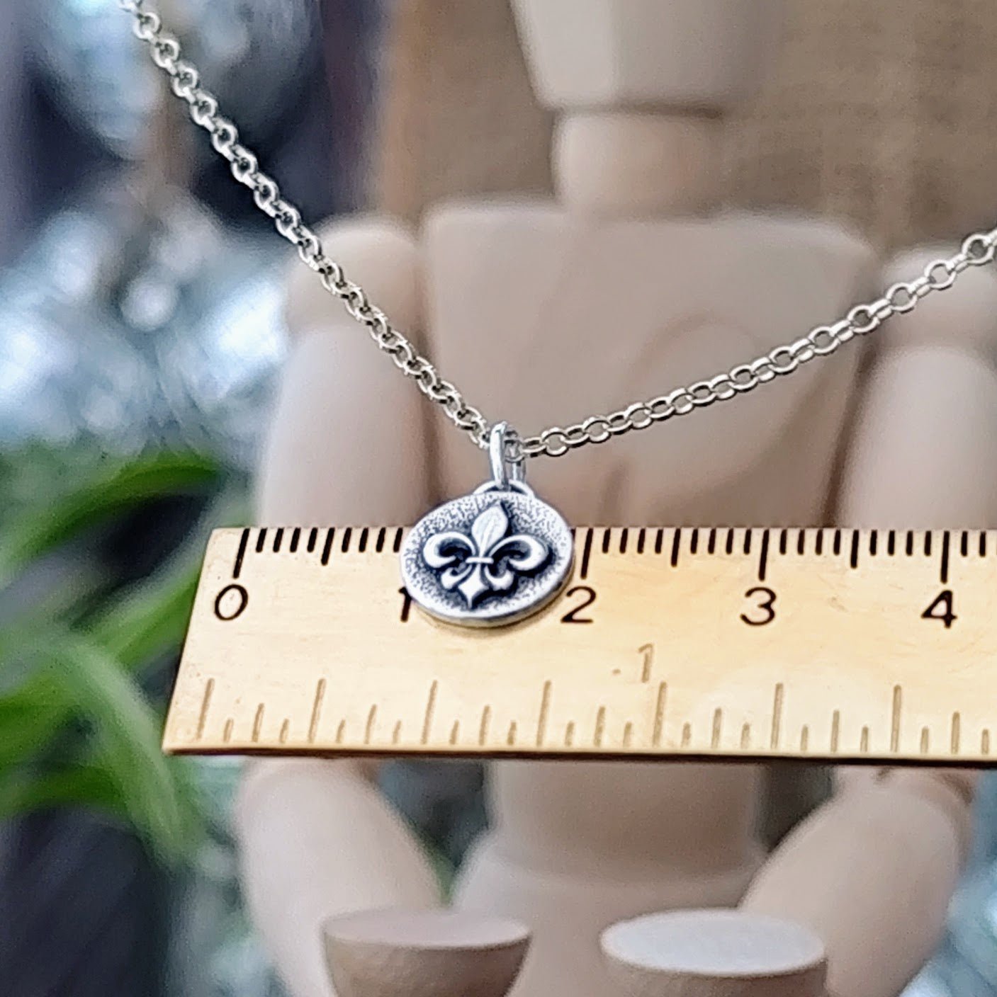 Kettenanhänger "Fleur de Lis" Lilie aus 925er recyceltem Silber, Handgefertigt