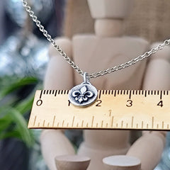 Kettenanhänger "Fleur de Lis" Lilie aus 925er recyceltem Silber, Handgefertigt