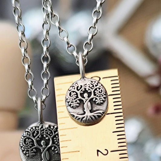 Kettenanhänger Baum der Lebens HUMAN, Nugget aus recyceltem Silber, handgefertigt