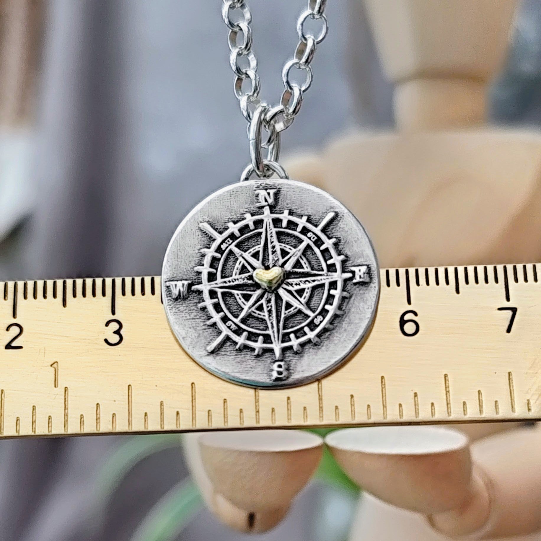 Kettenanhänger "Kompass mit goldenem Herz" recyceltes Sterlingsilber, handgefertigt