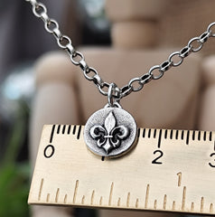 Kettenanhänger "Fleur de Lis" Lilie aus 925er recyceltem Silber, Handgefertigt