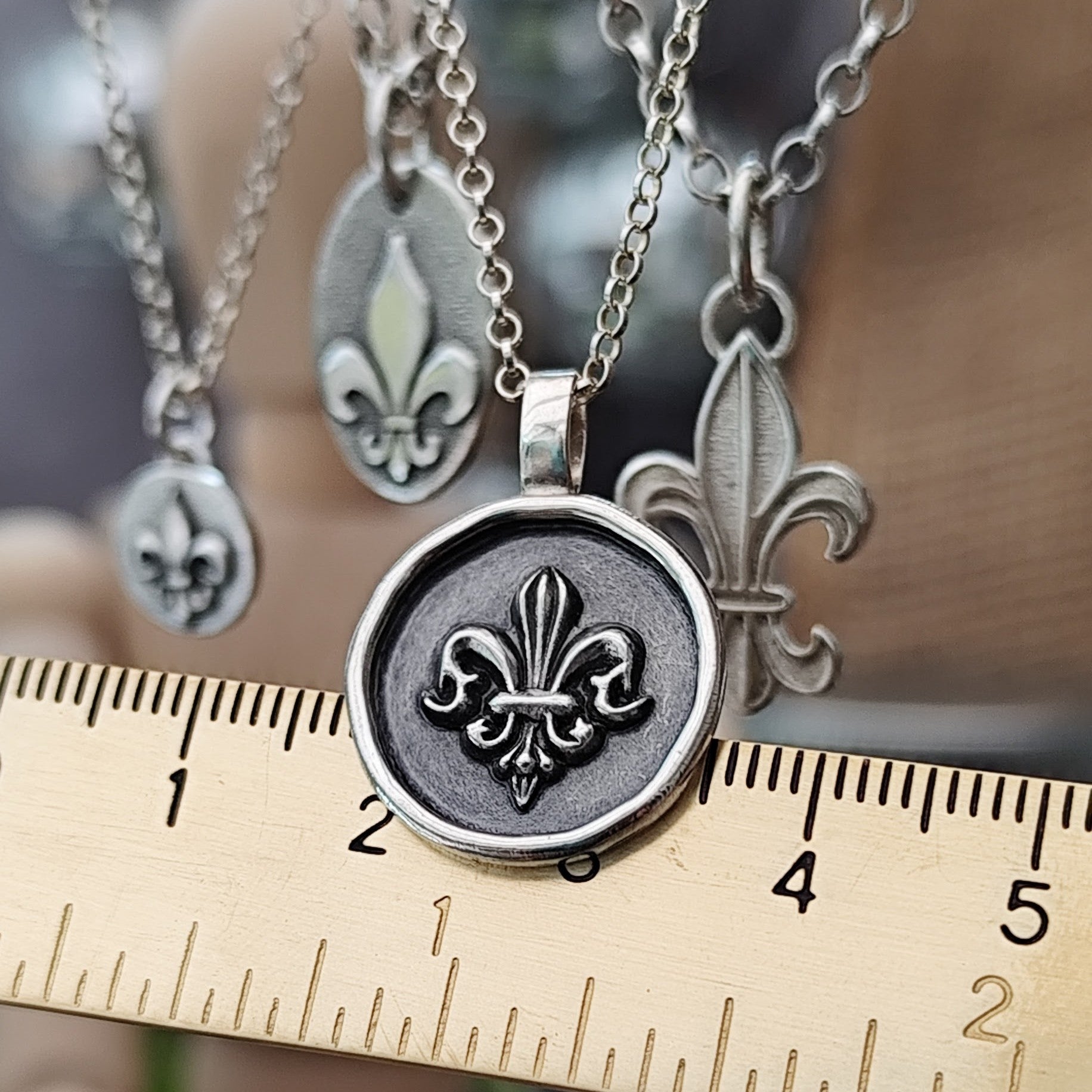 Kettenanhänger "Fleur de lis" Frame - handgefertigt aus recyceltem Silber