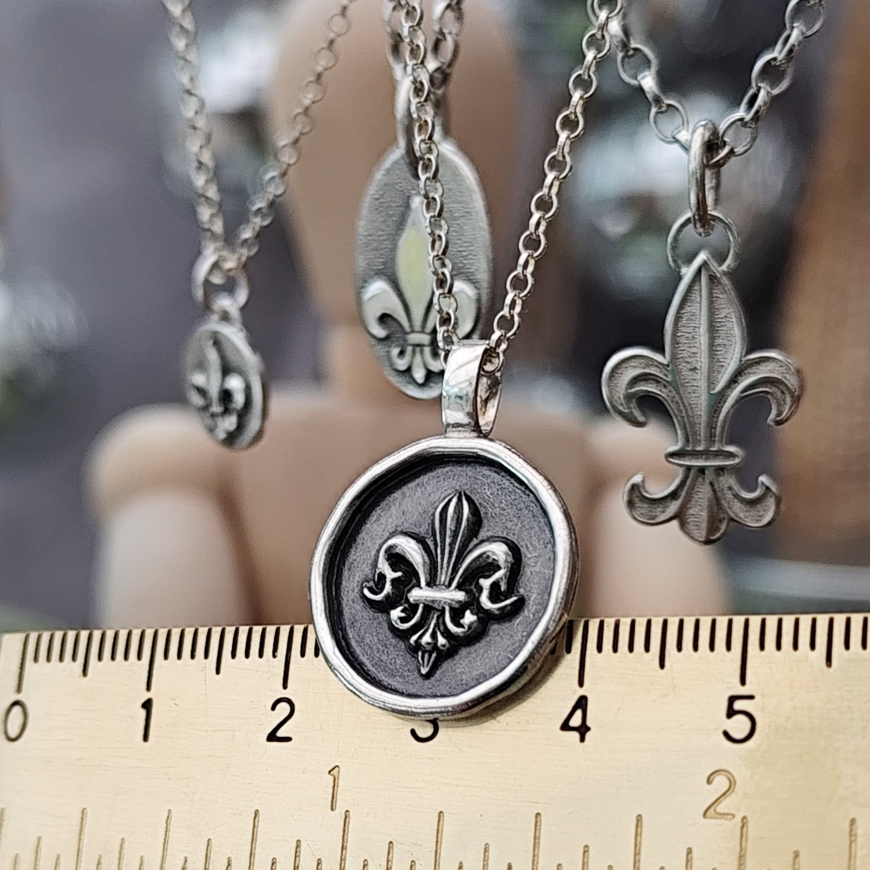Kettenanhänger "Fleur de lis" Frame - handgefertigt aus recyceltem Silber